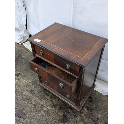 493 - A antique mahogany 4 drawer chest of drawers