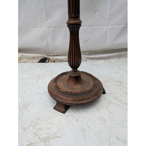 476 - An early 20th Century Oak floor standing lamp