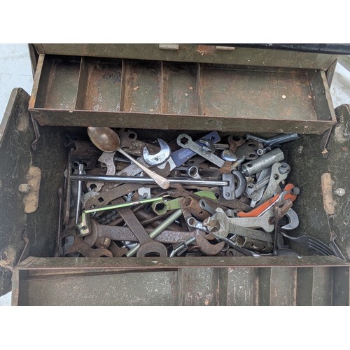 1609 - A large metal toolbox with a large amount of various size wrenches etc