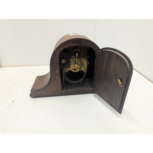 800 - A Vintage chiming mantle clock