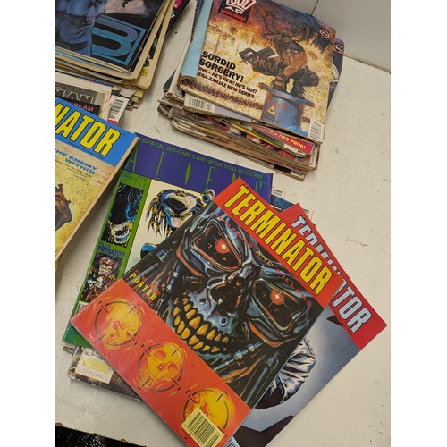 1847 - A large collection of vintage comics including aliens and judge dredd