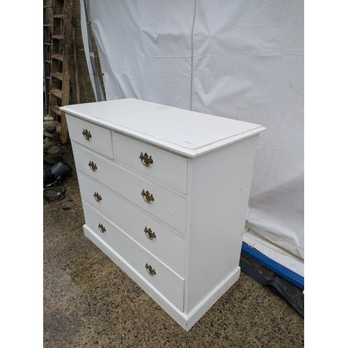 449 - A vintage pine 5 drawer graduated chest of drawers painted white