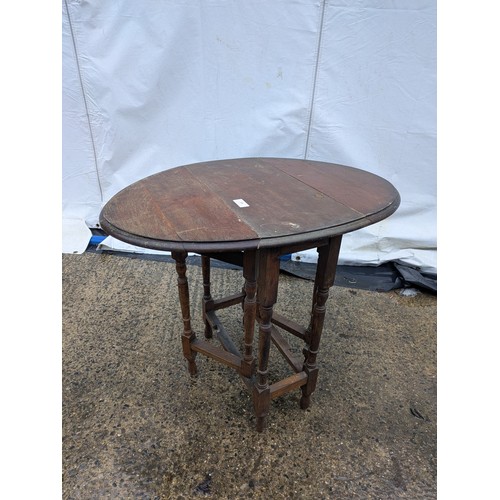 447 - A late 19th century oak drop leaf table