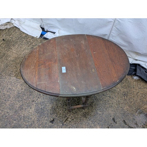 447 - A late 19th century oak drop leaf table