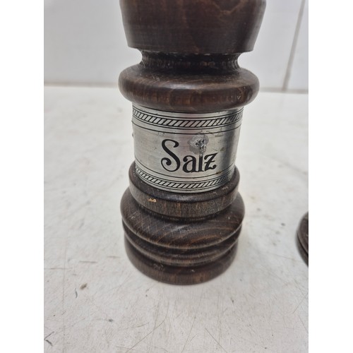 1916 - A pair of turned oak salt pot and pepper grinder