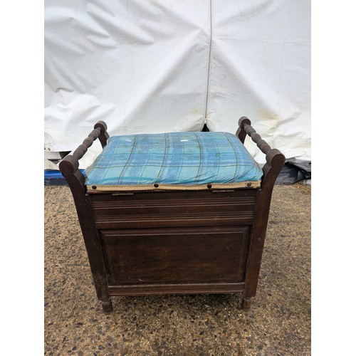 416 - An Antique seat stand with 2 drawers