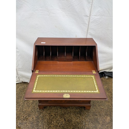 402 - An antique mahogany bureau with 2 keys and 4 drawers