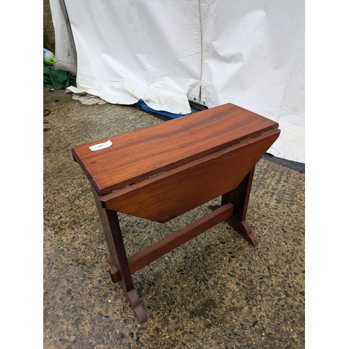 440 - A vintage mahogany drop leaf side table