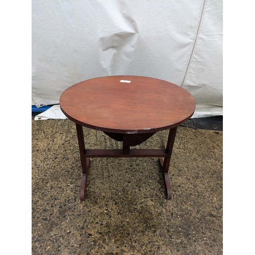 441 - A circular oak side table