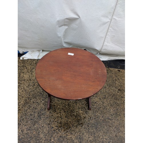 441 - A circular oak side table