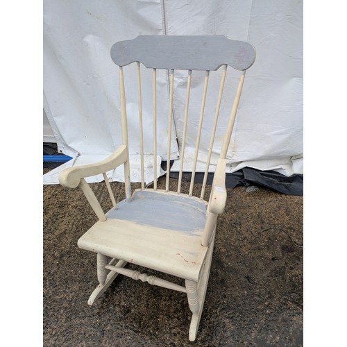 442 - A early 20th century rocking chair with spoke back