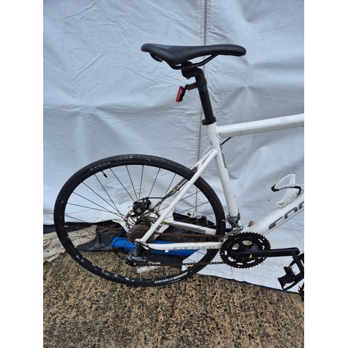 20 - A carrera virtuoso men's road bike in white