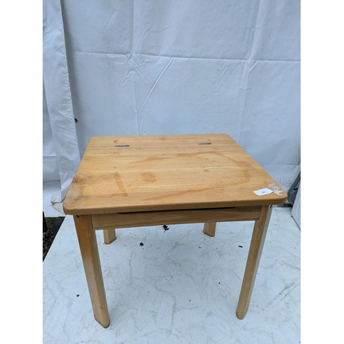 485 - A modern oak veneer coffee table