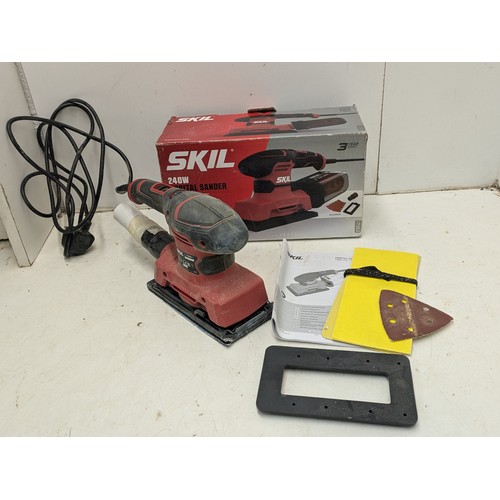 1622 - A Skil corded sander in box - working