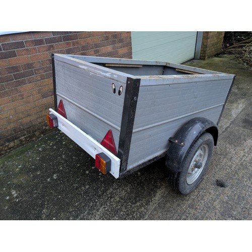 90 - An approx 5ft high sided trailer with tail board