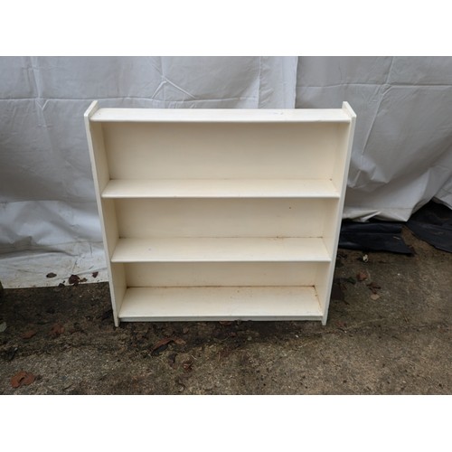 652 - A graduated Pine bookcase painted white