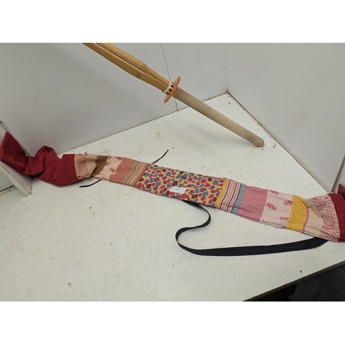 887 - A Kendo bamboo shinai training sword in carry bag