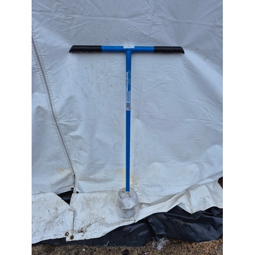 37 - A silver line post hole auger