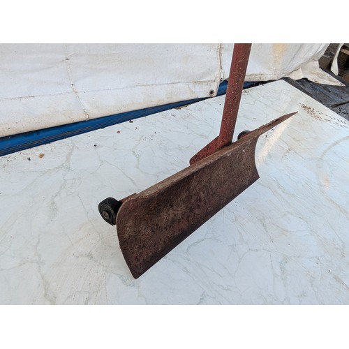 3 - A Soil and Snow Wheeled Shovel