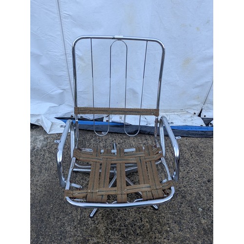 426 - A retro chrome swivel chair frame