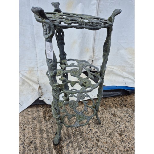 31 - An aluminium outdoor plant stand