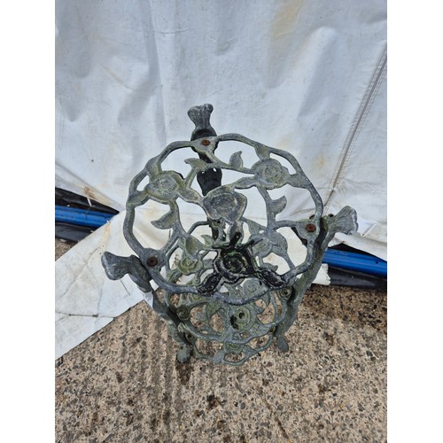 31 - An aluminium outdoor plant stand