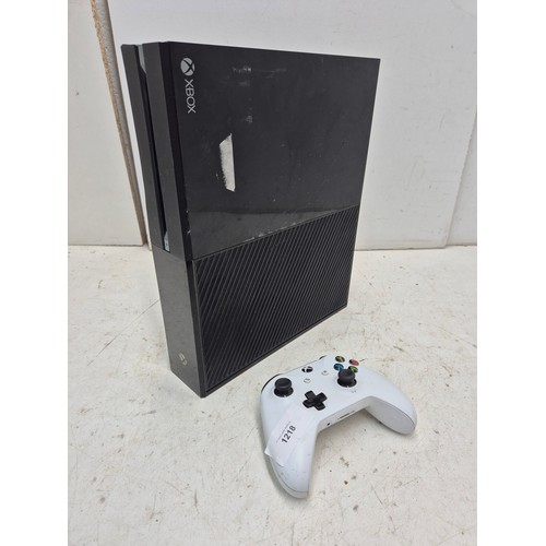 1218 - A Microsoft Xbox One console and official controller