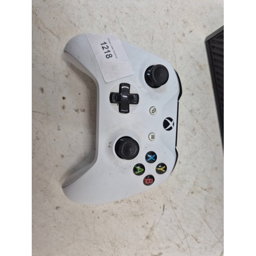 1218 - A Microsoft Xbox One console and official controller