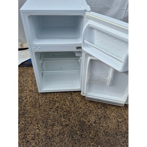 436 - An lec under counter fridge freezer - working