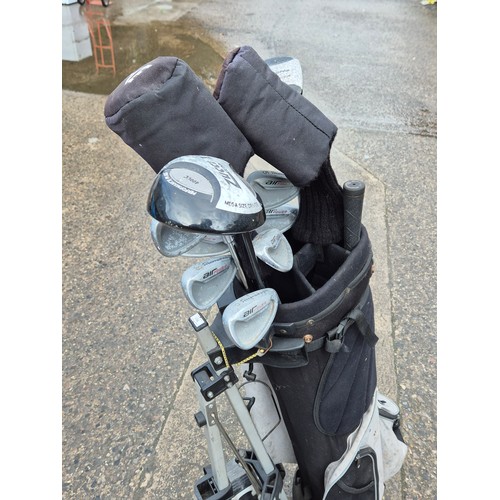 5 - A Memphis golf club set in a golf bag and trolley