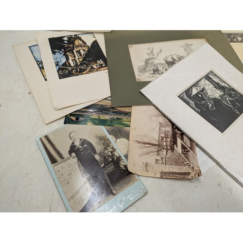 1014 - A Selection of various vintage photographs and prints