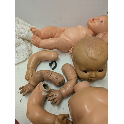 1059 - A selection of various vintage dolls and parts