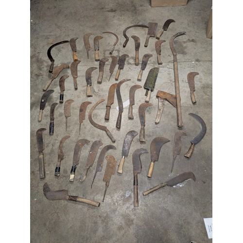 1078 - A large collection of vintage and antique billhooks, scythes, axes, etc