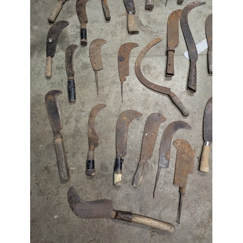 1078 - A large collection of vintage and antique billhooks, scythes, axes, etc