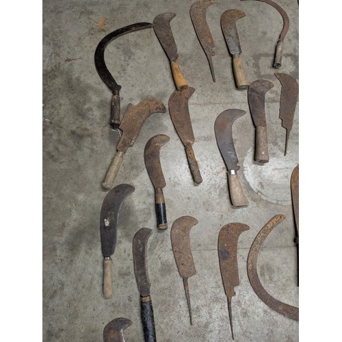 1078 - A large collection of vintage and antique billhooks, scythes, axes, etc