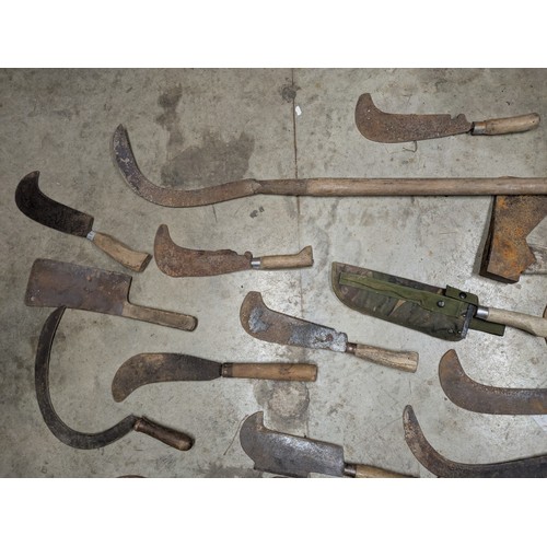 1078 - A large collection of vintage and antique billhooks, scythes, axes, etc