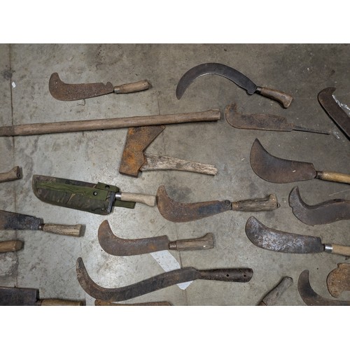 1078 - A large collection of vintage and antique billhooks, scythes, axes, etc