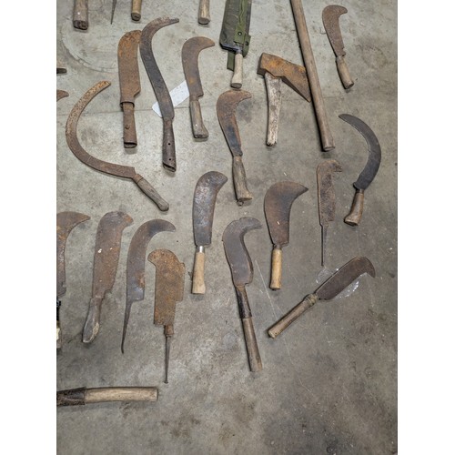 1078 - A large collection of vintage and antique billhooks, scythes, axes, etc