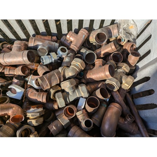 318 - A large selection of copper and brass plumbing fittings