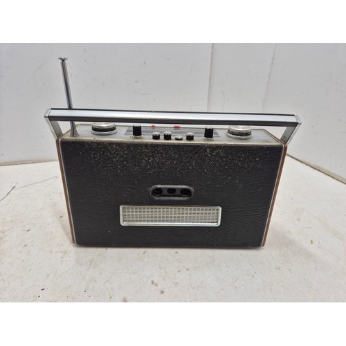 1451 - A retro Roberts R606 radio