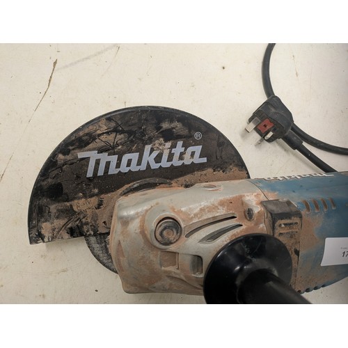 1730 - A Makita GA9020 230mm angle grinder - working