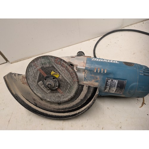 1730 - A Makita GA9020 230mm angle grinder - working