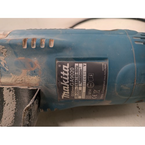 1730 - A Makita GA9020 230mm angle grinder - working