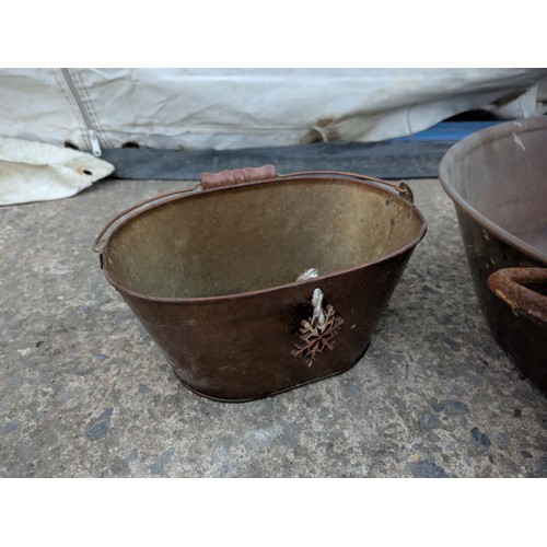 1011 - A selection of vintage trays and containers.