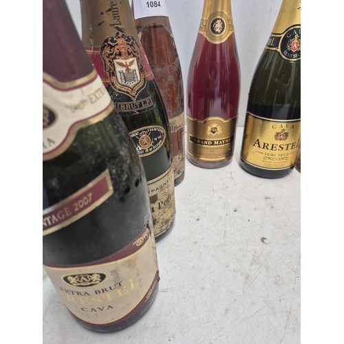 2073 - A large quantity of bottles of wine, champagne and liqueur