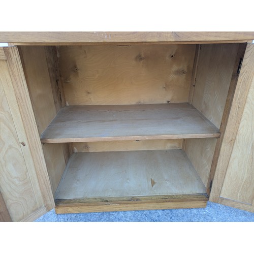 478 - A mid-century high quality storage unit with 2 drawers and storage space with interior shelf