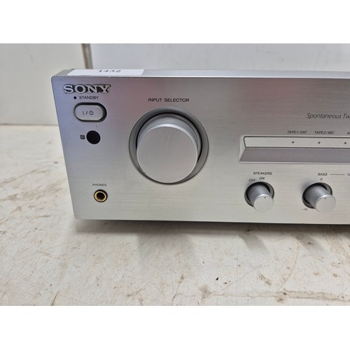 1432 - A Sony spontaneous twin drive integrated stereo amplifier model ta-fe370