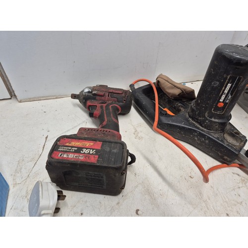 1719 - A set of 3 power tools including a Bosch sander