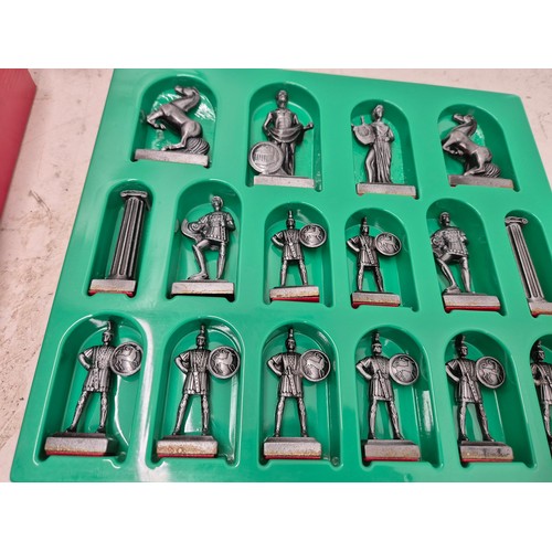 1012 - Ajedrez Helenico model 602, Roman knight themed chess set. Looks to be complete