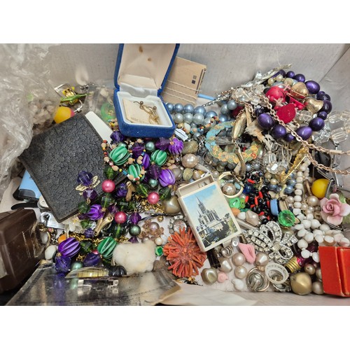 1016 - A selection of costume jewellery including necklaces, rings, broaches ect